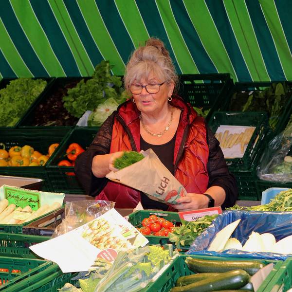 Das Bild zeigt Irmgard Dolff an ihrem Obst- und Gemüsestand auf dem Wochenmarkt ist Frechen
