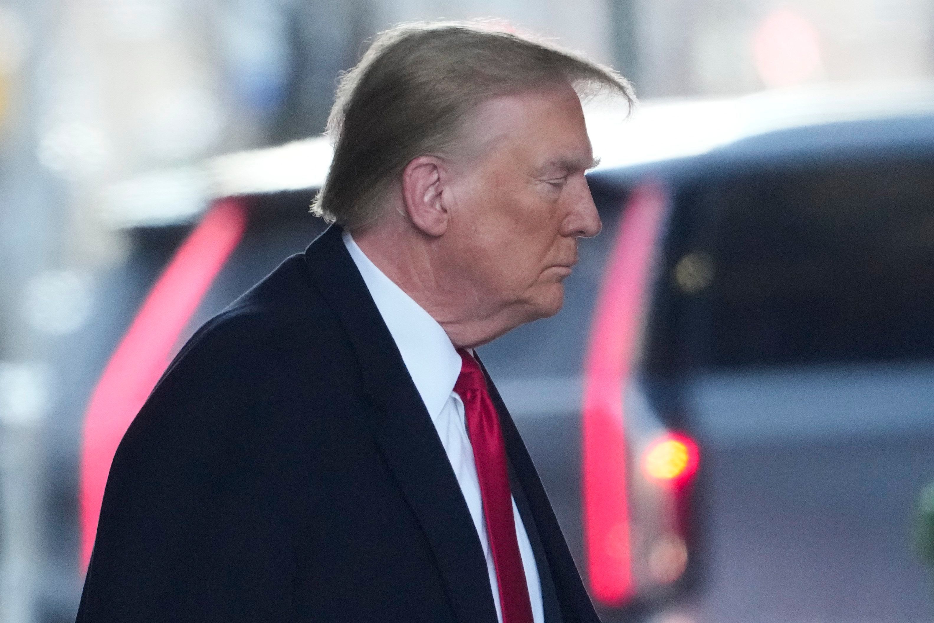 Donald Trump im Profil - der Hintergrund ist unscharf.