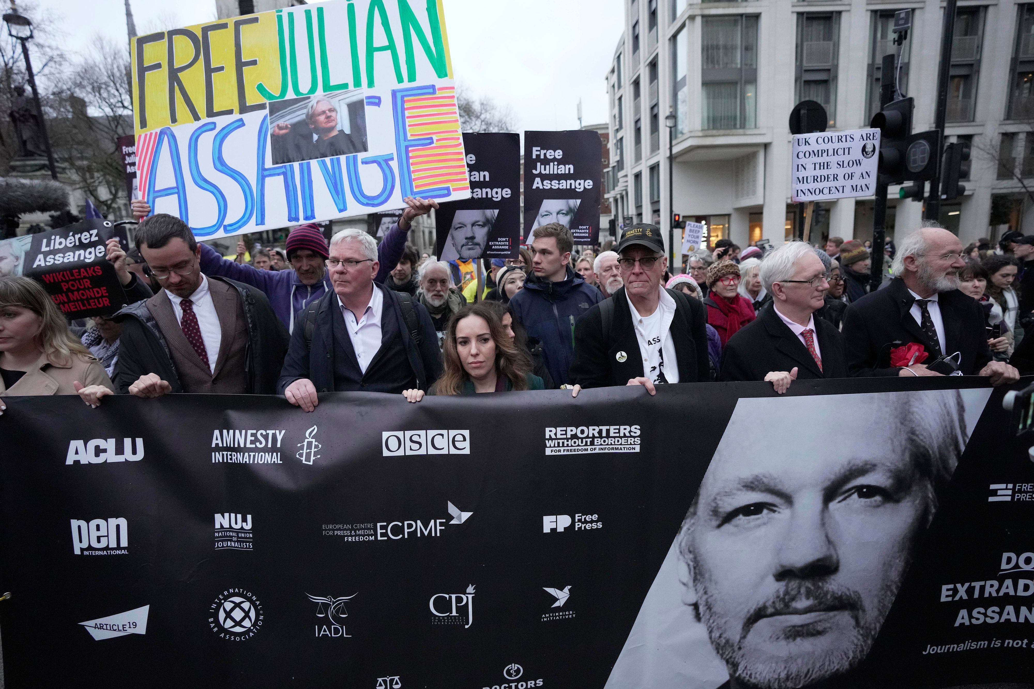 Stella Assange, Ehefrau von Julian Assange, marschiert am Ende einer zweitägigen Anhörung vor dem Royal Courts of Justice zusammen mit Demonstranten zur Downing Street.