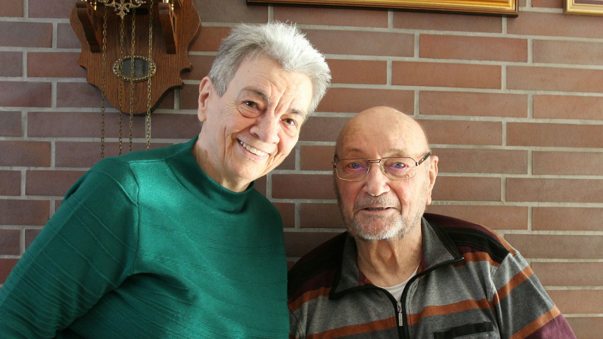 Zu sehen sind eine Frau und ein Mann.