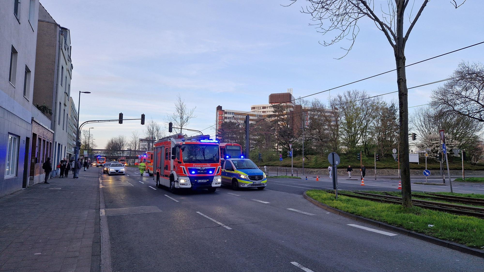Polizei- und Feuerwehrautos stehen an der Unfallstelle.
