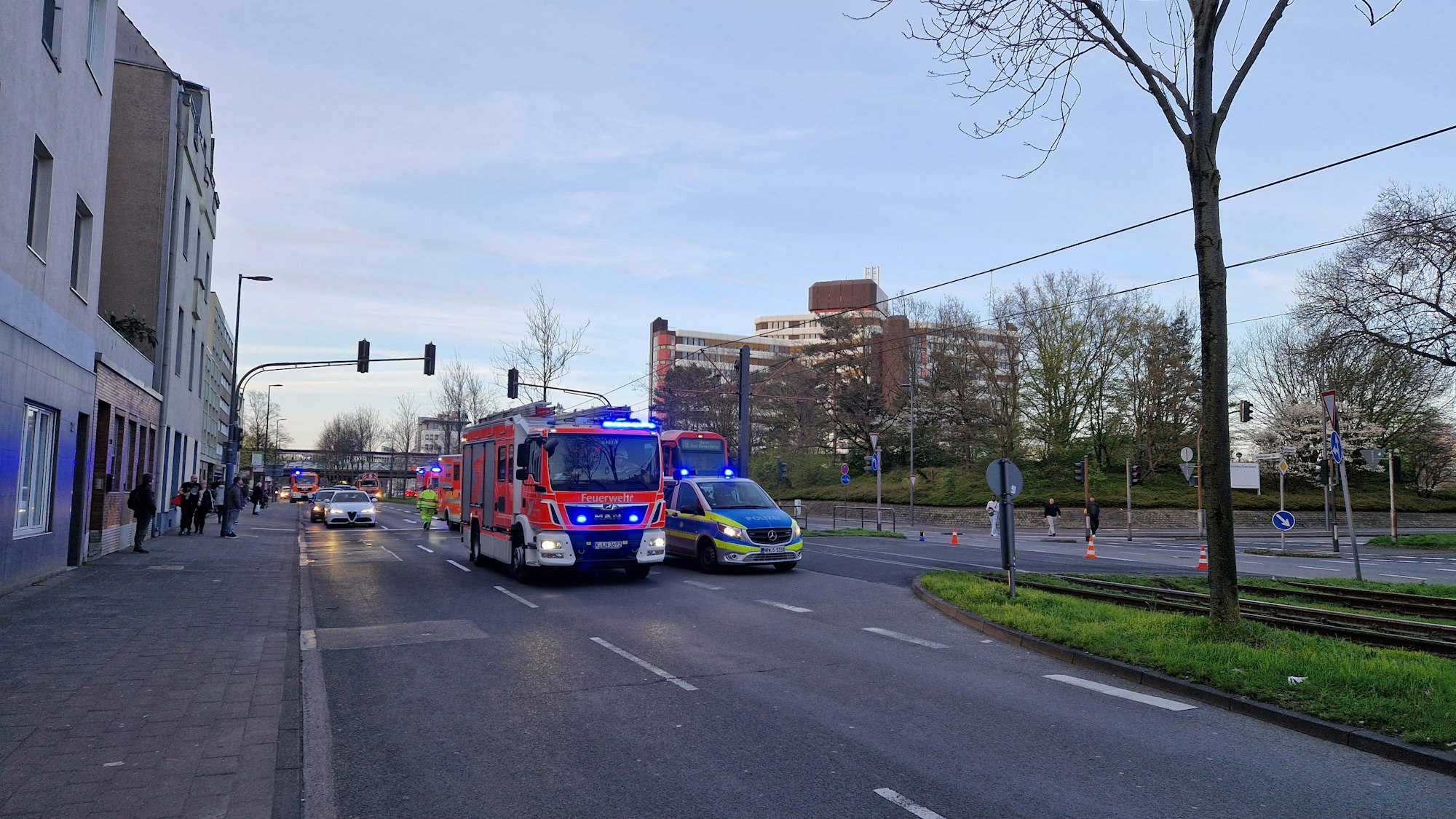Polizei- und Feuerwehrautos stehen an der Unfallstelle.