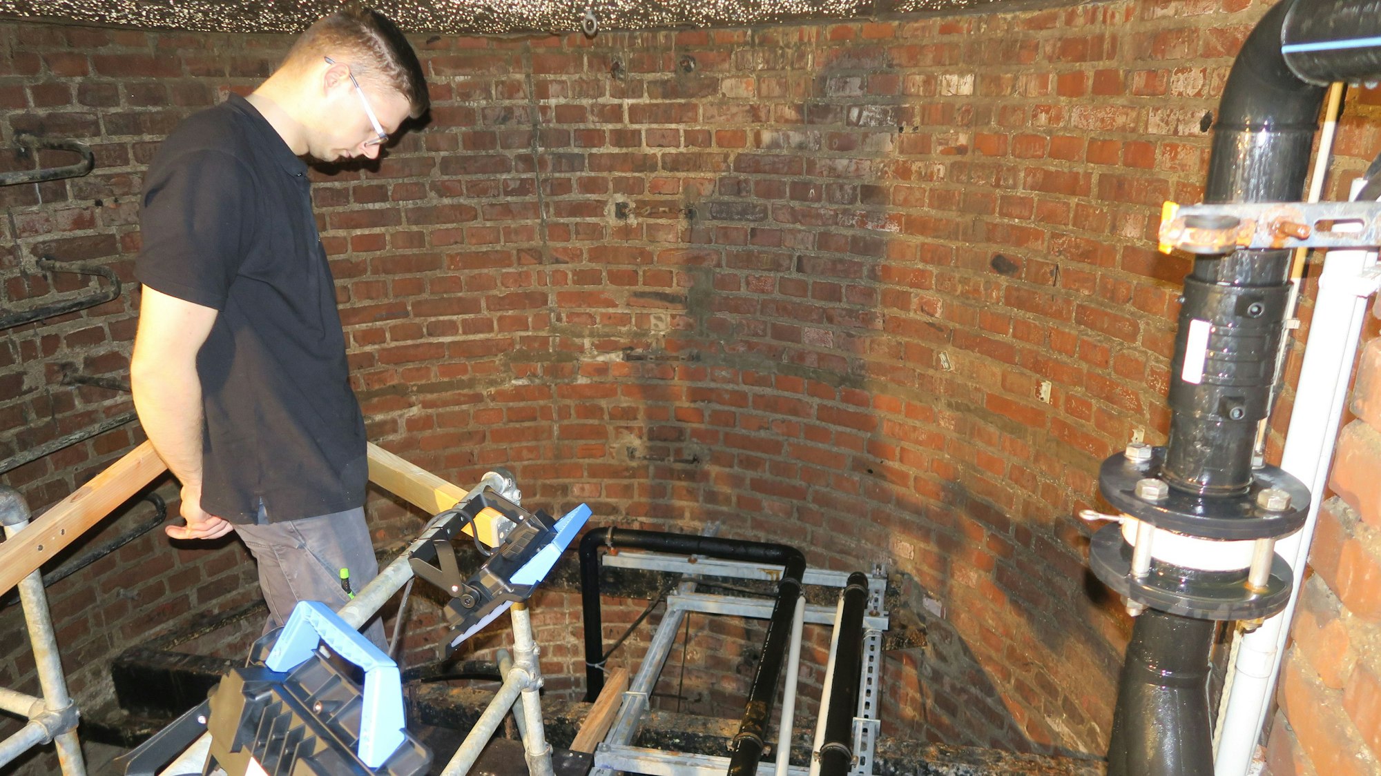 Kasper Lewandovicz blickt in den Brunnen unter der Tiefgarage des Kölner Neptunbads.