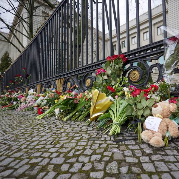 Blumen und ein Teddybär liegen am Zaun der russischen Botschaft, die nach dem Anschlag in Moskau dort abgelegt wurden. Bei dem Terroranschlag auf das Veranstaltungszentrum Crocus City Hall am Stadtrand von Moskau ist die Zahl der Toten nach Angaben der Ermittler auf mehr als 130 gestiegen.