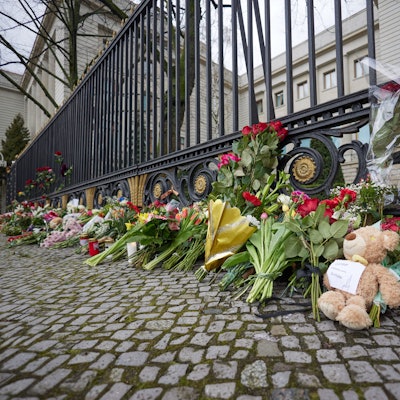 Blumen und ein Teddybär liegen am Zaun der russischen Botschaft, die nach dem Anschlag in Moskau dort abgelegt wurden. Bei dem Terroranschlag auf das Veranstaltungszentrum Crocus City Hall am Stadtrand von Moskau ist die Zahl der Toten nach Angaben der Ermittler auf mehr als 130 gestiegen.