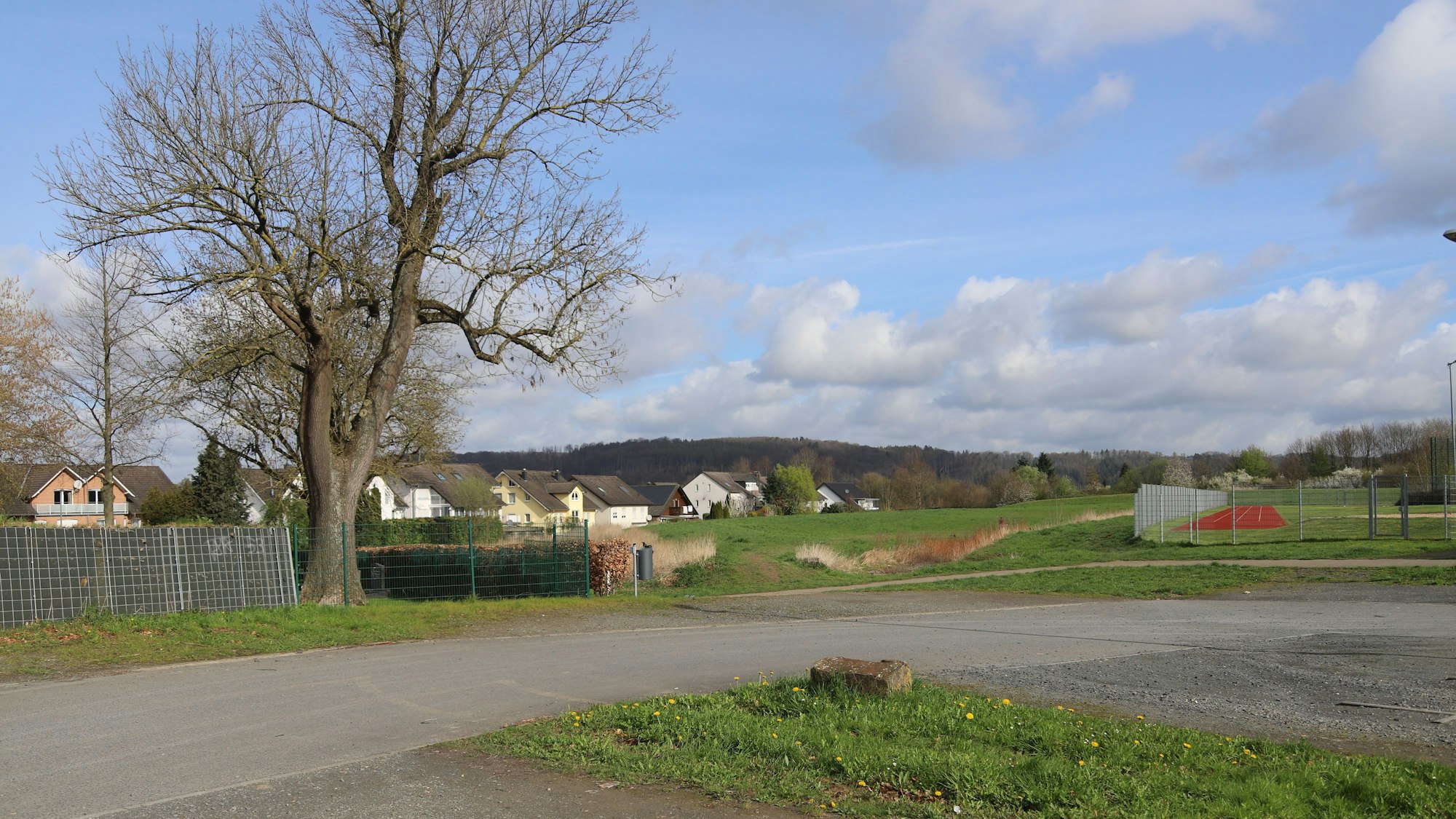 Über den Parkplatz an der Halle Meiersheide soll die geplante Kita „Warth“ erschlossen werden. Hier der Blick am Friedhof vorbei auf das Grundstück.
