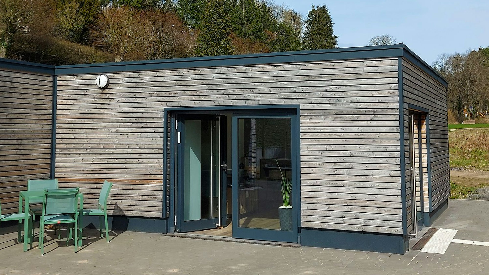 In einem eher unscheinbaren Modulbau am Weiher in Blankenheim ist die „Ahr Zeit“ untergebracht.