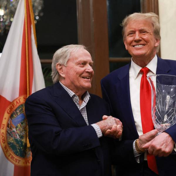 Ex-Golfprofi Jack Nicklaus (l.) überreicht Donald Trump in West Palm Beach die Auszeichnung „Most Improved Player“ des Trump International Golf Club 2024.