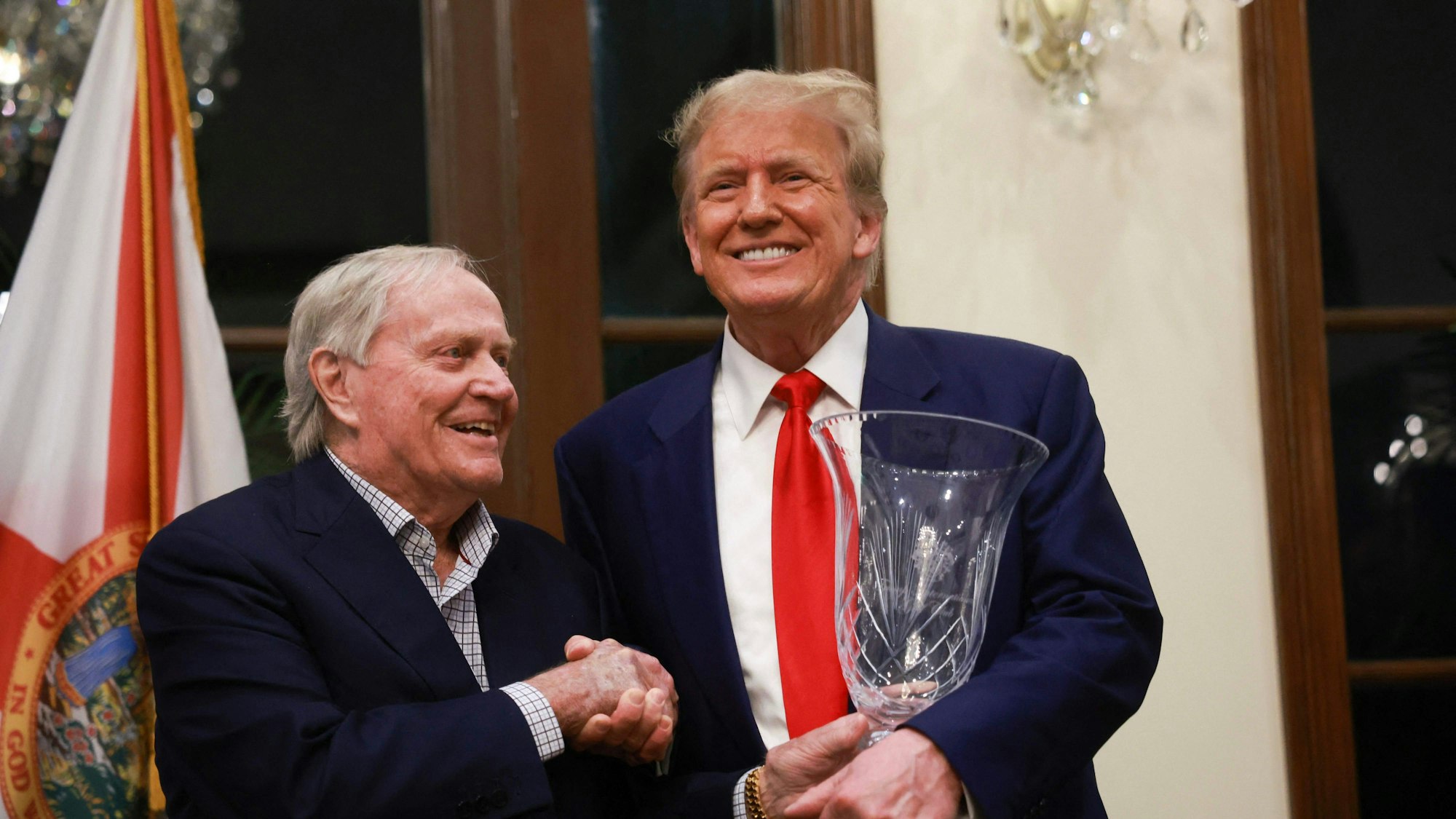 Ex-Golfprofi Jack Nicklaus (l.) überreicht Donald Trump in West Palm Beach die Auszeichnung „Most Improved Player“ des Trump International Golf Club 2024.