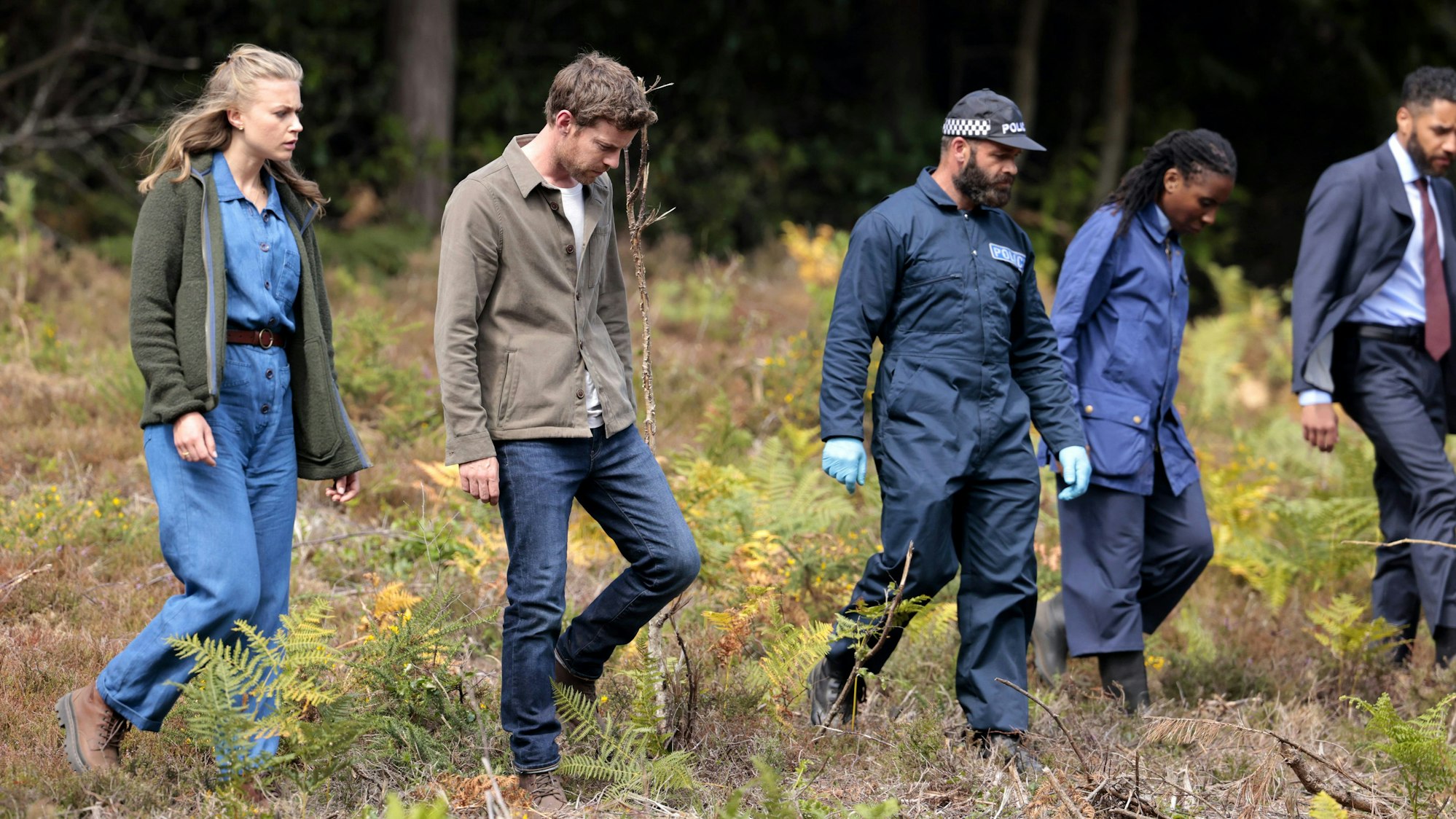 Jenny Krause (Jeanne Goursaud, l.) unterstützt David Hunter (Harry Treadaway, 2. v. li.) bei der Spurensuche.