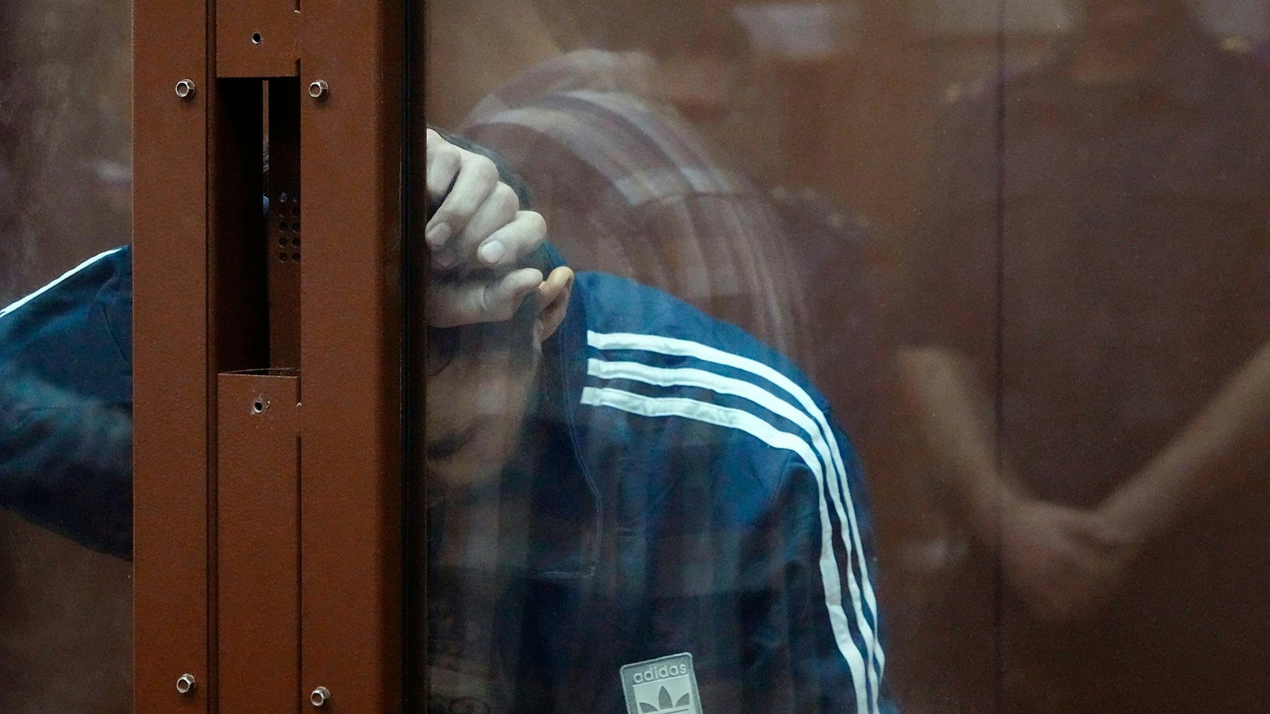 Ein Tatverdächtiger des Terroranschlags auf die Konzerthalle Crocus City Hall hält sich in einem Glaskäfig im Bezirksgericht Basmanny auf.