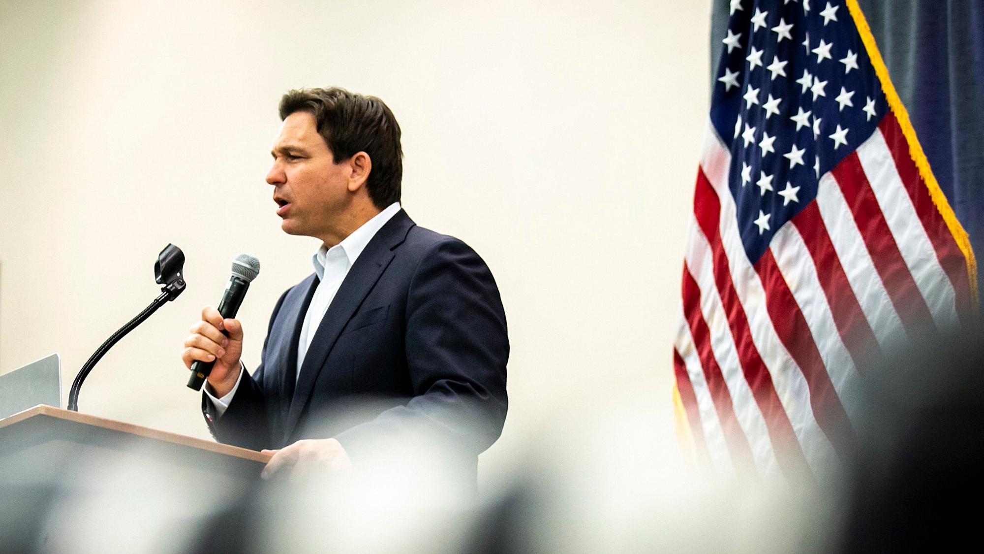 Ron DeSantis, Gouverneur von Florida, spricht während eines Empfangs der Republikaner von Iowa im The Hotel at Kirkwood Center in Cedar Rapids, Iowa.