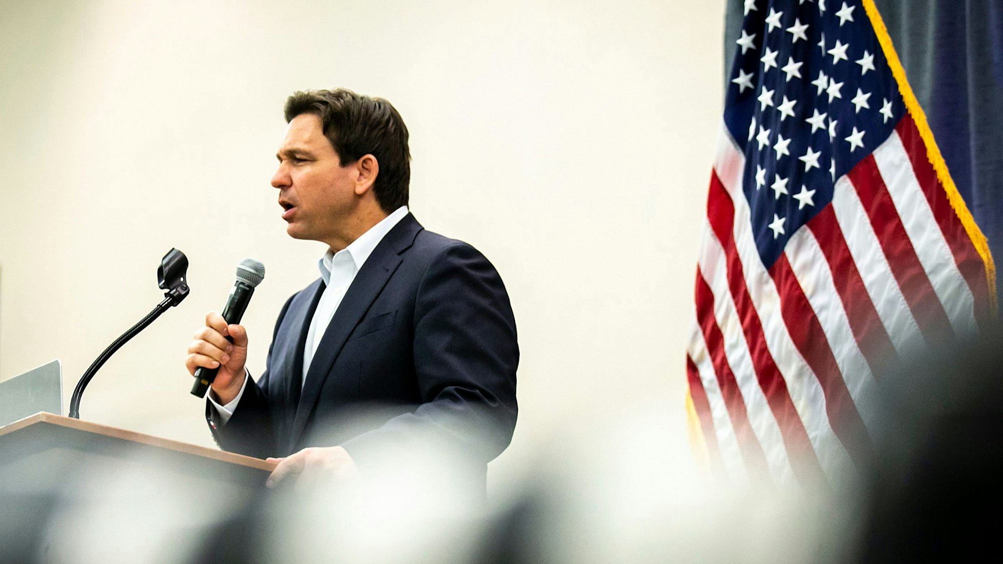 Ron DeSantis, Gouverneur von Florida, spricht während eines Empfangs der Republikaner von Iowa im The Hotel at Kirkwood Center in Cedar Rapids, Iowa.