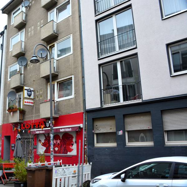 Ein fünfgeschossiges Haus mit der Kneipe „Lotta“ im Erdgeschoss.