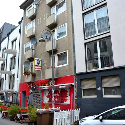 Ein fünfgeschossiges Haus mit der Kneipe „Lotta“ im Erdgeschoss.