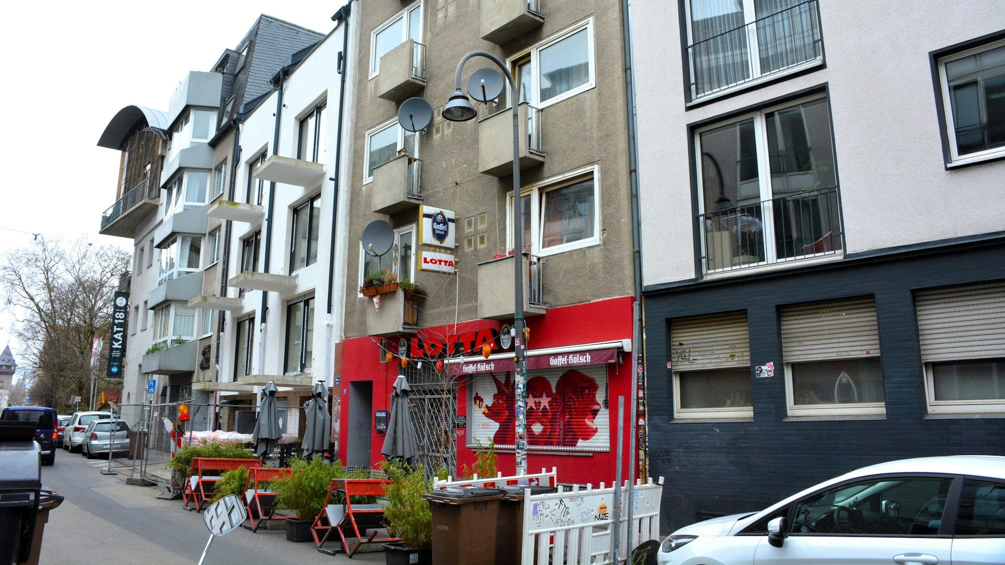 Ein fünfgeschossiges Haus mit der Kneipe „Lotta“ im Erdgeschoss.