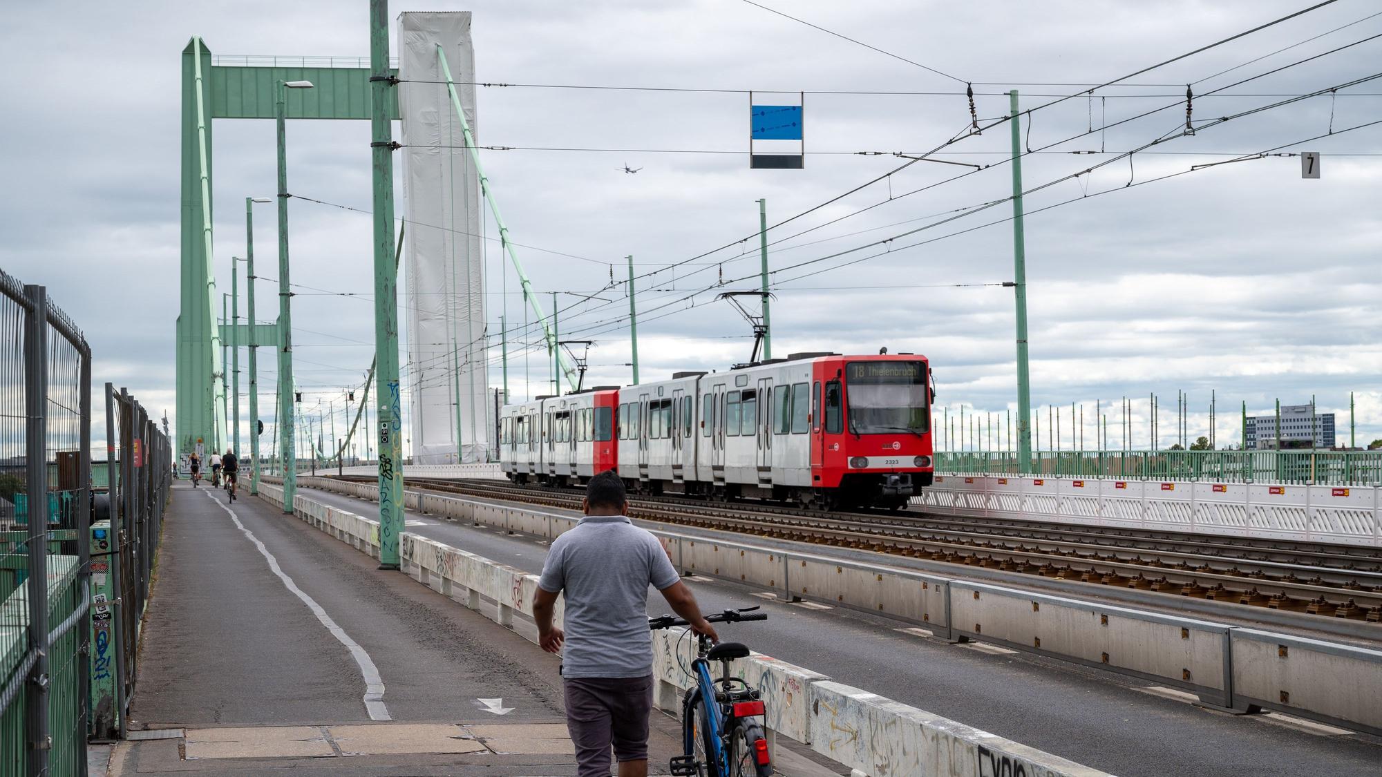 Eine KVB-Bahn fährt über die Mühlheimer Brücke