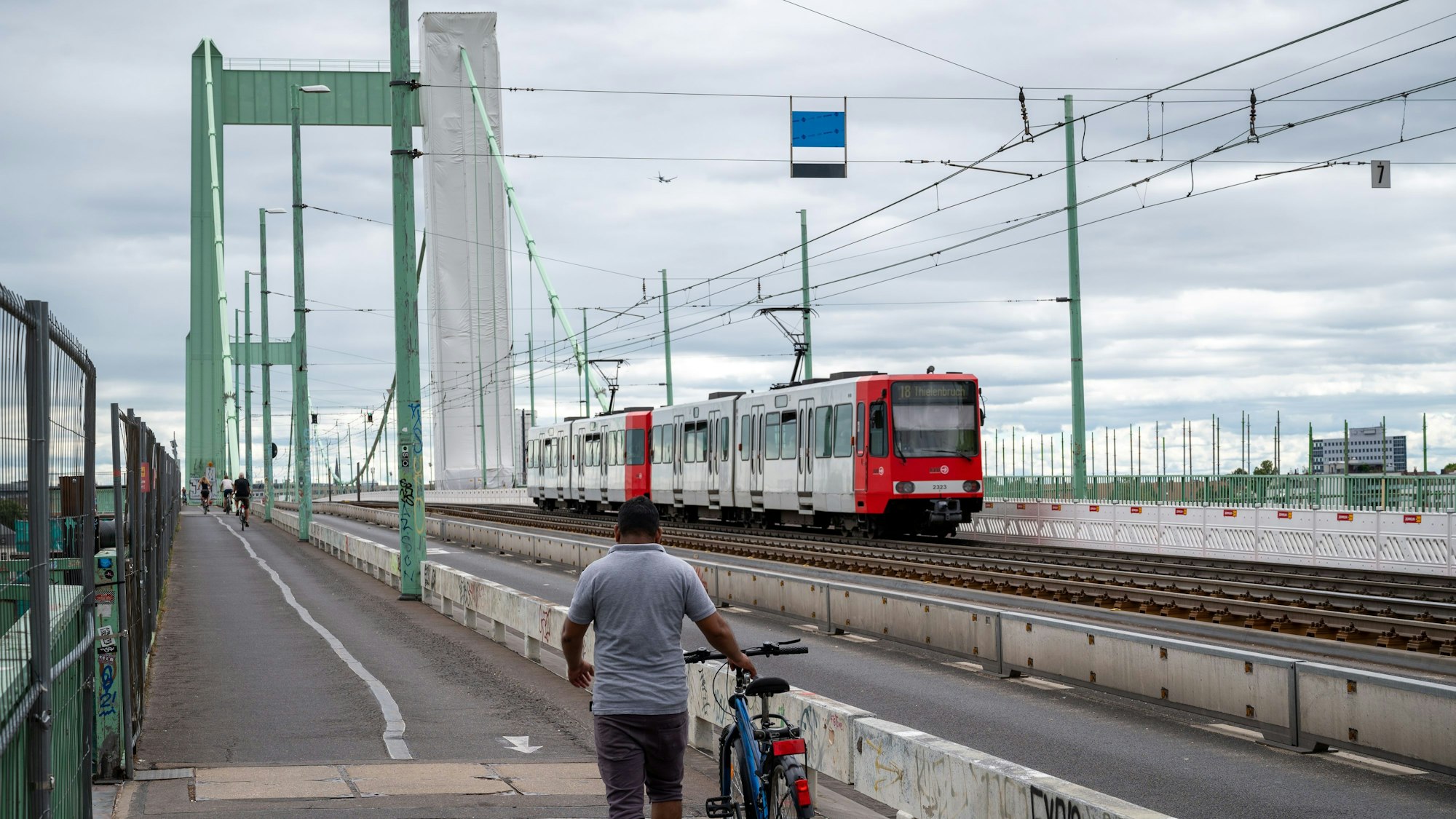 Eine KVB-Bahn fährt über die Mühlheimer Brücke