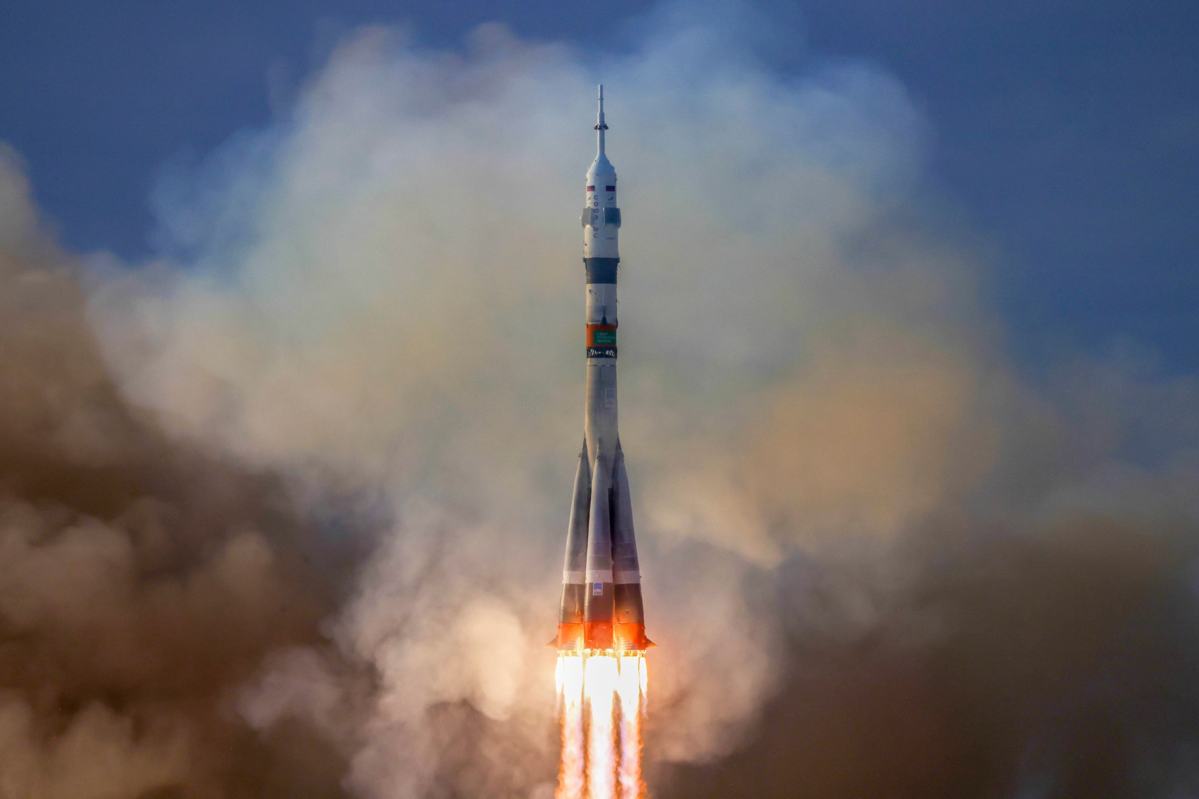 Es ist eine Rakete zu sehen.