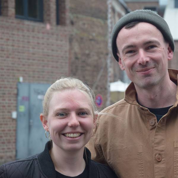 Das Kölner Ehepaar Jette und Michael Kötschau stehen in Mülheim.
