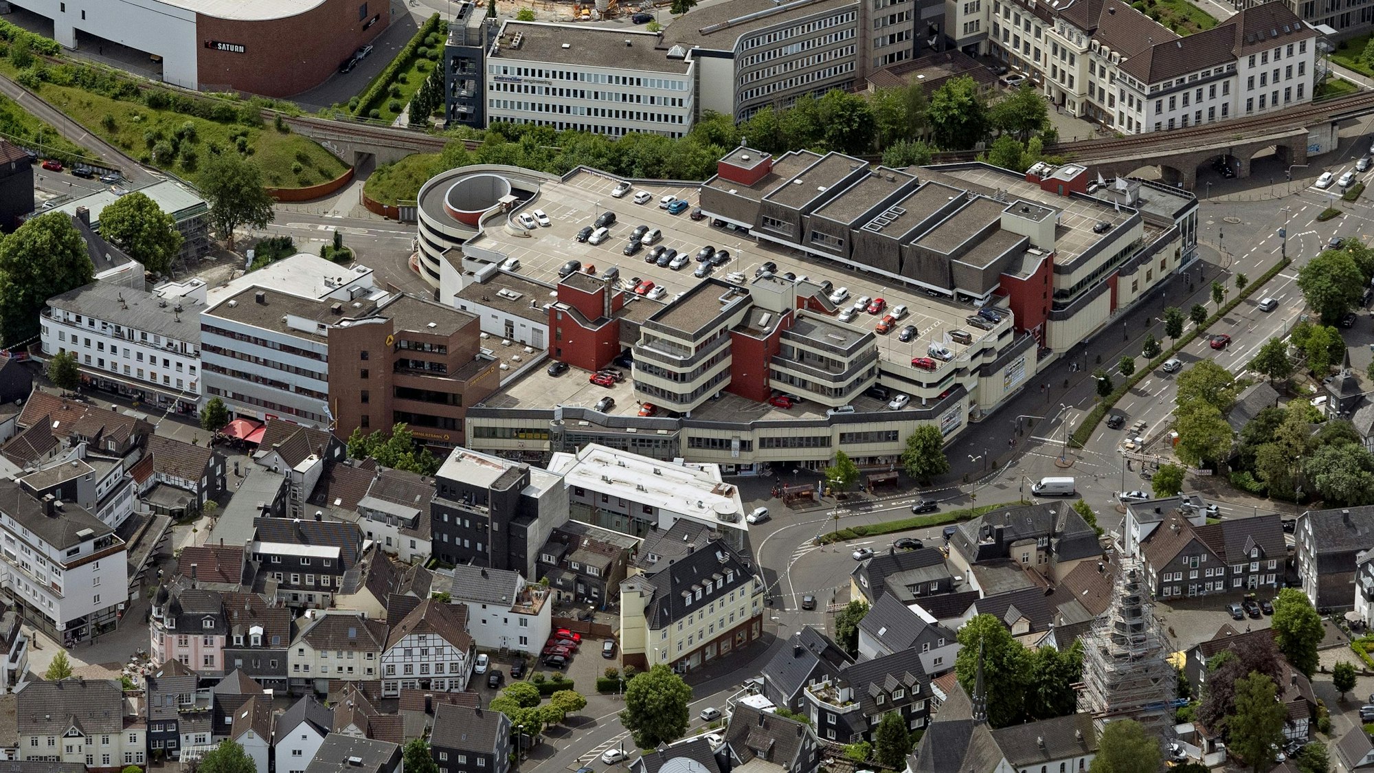 Eine Luftaufnahme des EKZ Bergischer Hof.