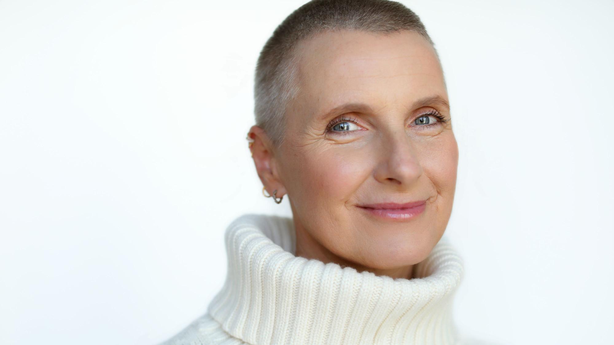 Elizabeth Gilbert im weißen Rollkragenpullover mit kurzen grauen Haaren: Sie ist die Autorin von „Eat Pray Love“.