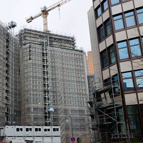 Das frühere Gebäude des Jobcenters Köln bzw. der Agentur für Arbeit ist komplett eingerüstet.