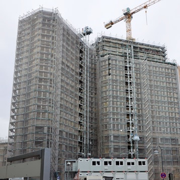 Das frühere Gebäude des Jobcenters Köln bzw. der Agentur für Arbeit ist komplett eingerüstet.