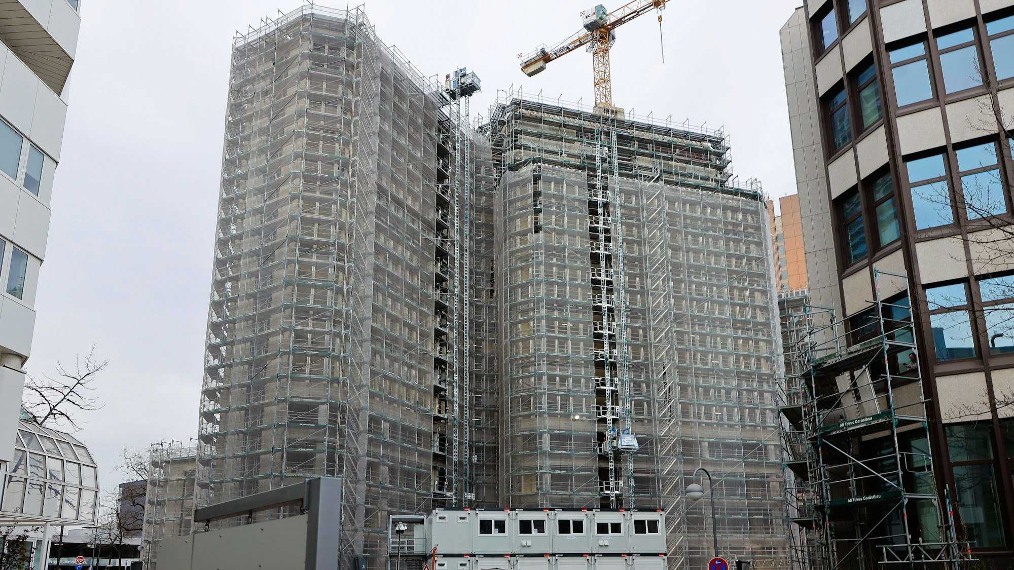 Das frühere Gebäude des Jobcenters Köln bzw. der Agentur für Arbeit ist komplett eingerüstet.