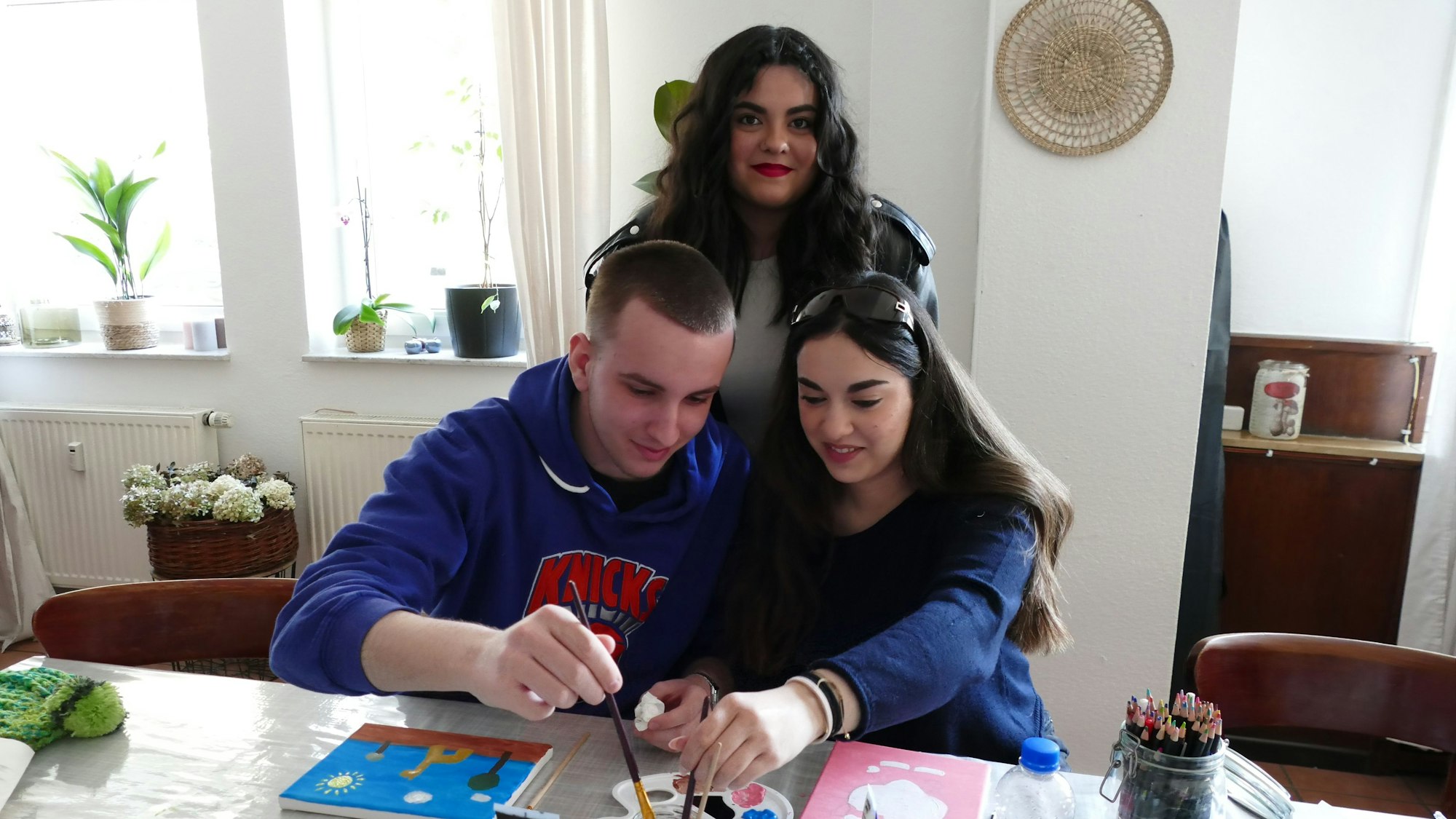 Die 18-jährige Allijah Poopal leitet den Mal-Treff, ihre Schwester Indira und Colin Hartmann haben ihre Bilder fast fertig.