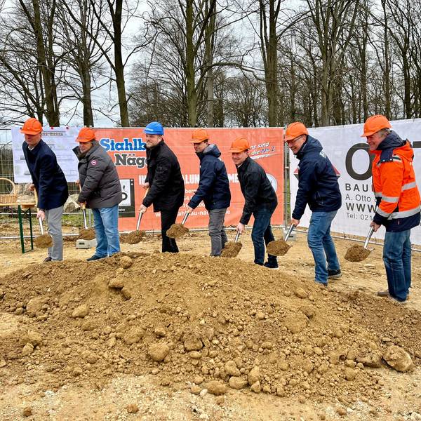 Burscheids Beigeordneter Marc Baack, Georg und Tobias Guttroff, Dirk von der Bank, Bauleiter Christoph Molitor, Bernd von der Bank und Projektleiter Matthias Fuchs beim ersten Spatenstich für die neue Niederlassung der von der Bank-Schweißtechnik im Gewerbegebiet Straßerhof
