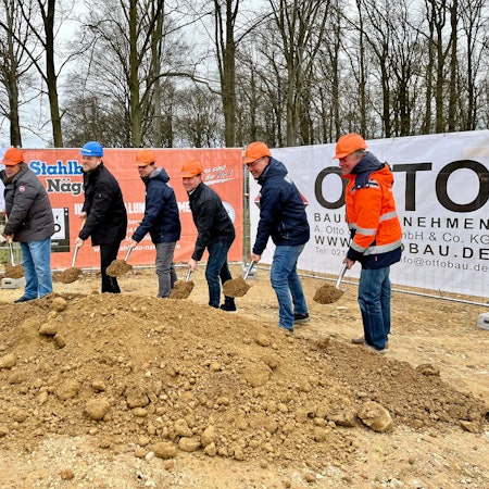 Burscheids Beigeordneter Marc Baack, Georg und Tobias Guttroff, Dirk von der Bank, Bauleiter Christoph Molitor, Bernd von der Bank und Projektleiter Matthias Fuchs beim ersten Spatenstich für die neue Niederlassung der von der Bank-Schweißtechnik im Gewerbegebiet Straßerhof