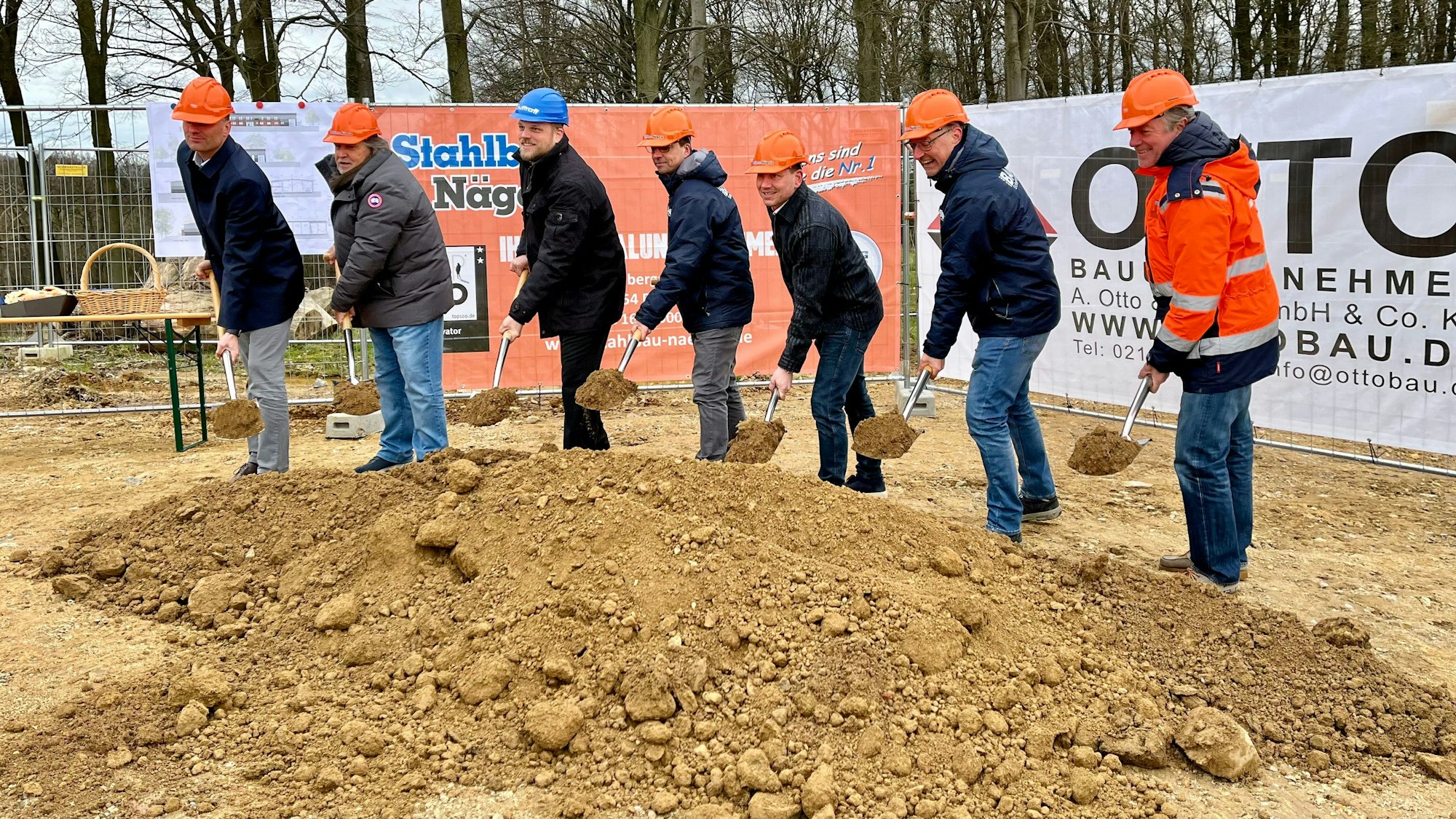 Burscheids Beigeordneter Marc Baack, Georg und Tobias Guttroff, Dirk von der Bank, Bauleiter Christoph Molitor, Bernd von der Bank und Projektleiter Matthias Fuchs beim ersten Spatenstich für die neue Niederlassung der von der Bank-Schweißtechnik im Gewerbegebiet Straßerhof