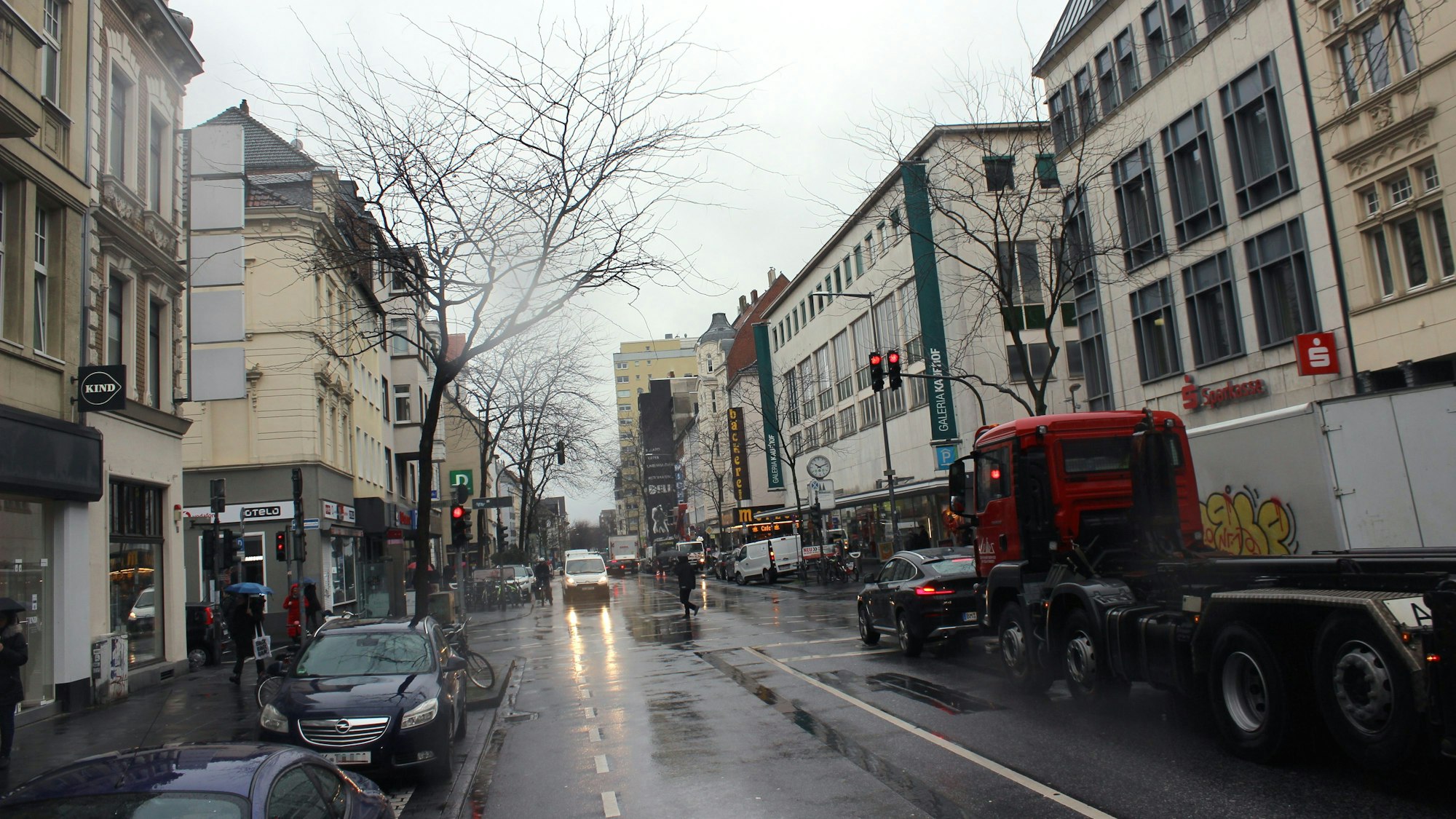 Die Kreuzung Neusser Straße und Wilhelmstraße in Köln-Nippes heute.