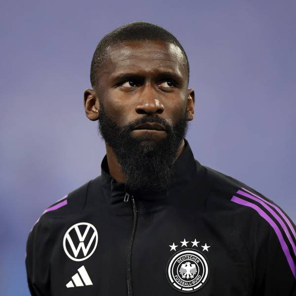 Der deutsche Nationalspieler Antonio Rüdiger (Real Madrid) steht vor dem Länderspiel der deutschen Fußball-Nationalmannschaft gegen Frankreich in einer Trainingsjacke auf dem Rasen.