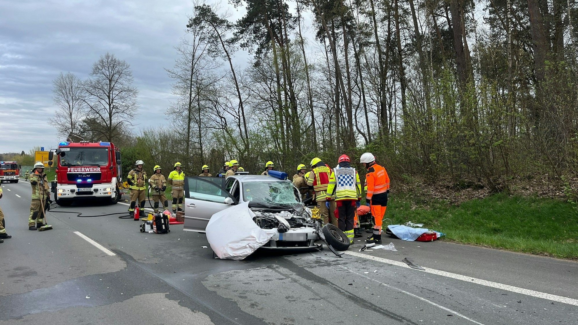 Die B56 ist derzeit voll gesperrt. Die Aufräumarbeiten an der Unfallstelle laufen derzeit.