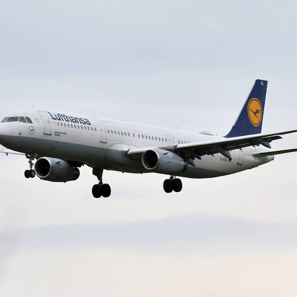 Ein Airbus A321 der deutschen Fluggesellschaft Lufthansa im Landeanflug vor einem bewölkten Himmel. (Symbolbild)