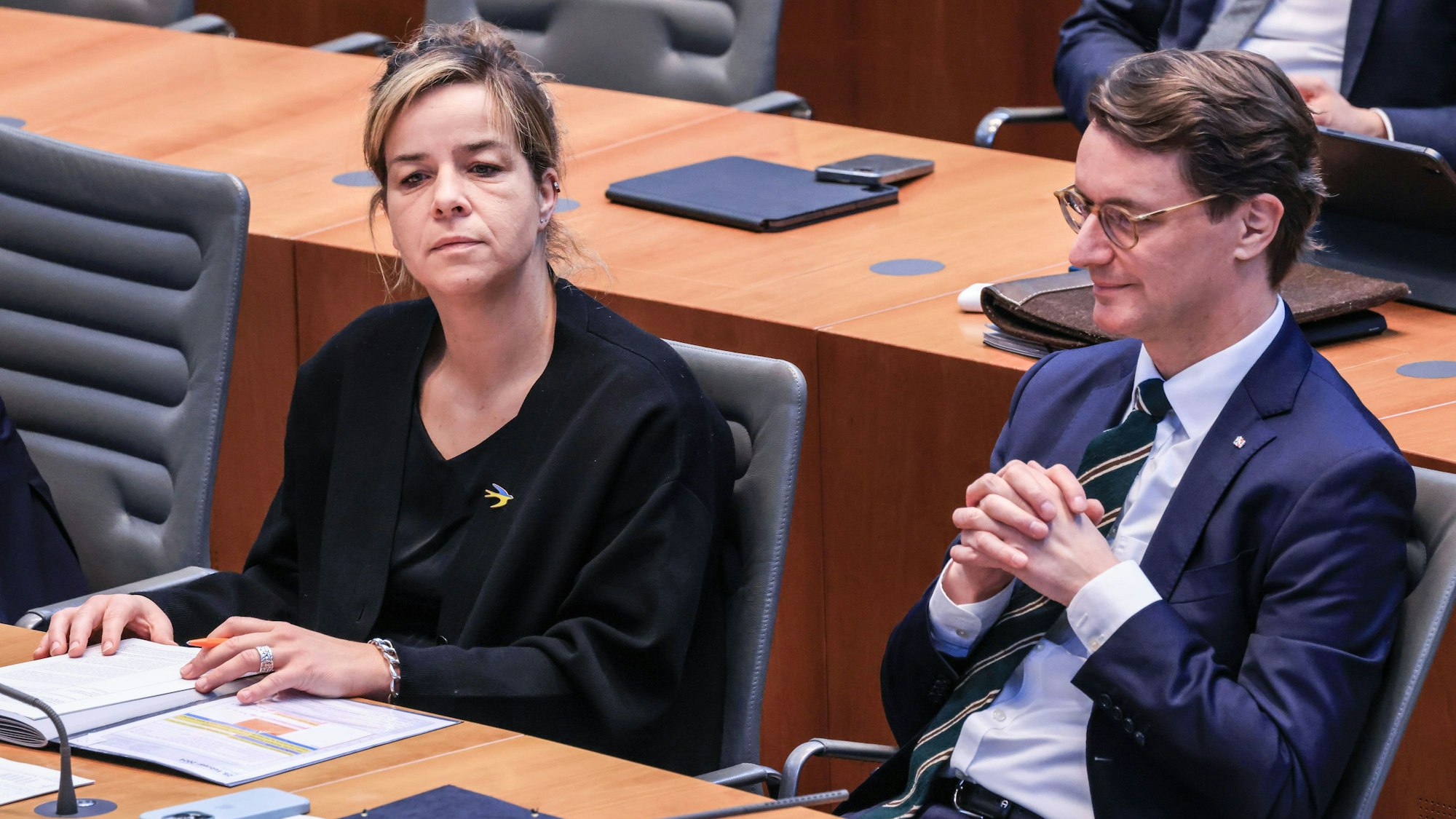 Mona Neubauer (l, Bündnis 90/Die Grünen), Wirtschaftsministerin von Nordrhein-Westfalen, sitzt im Landtag mit Hendrik Wüst (CDU), Ministerpräsident von Nordrhein-Westfalen, auf der Regierungsbank. Der Landtag in Nordrhein-Westfalen debattiert in einer Aktuellen Stunde über die Lage der Wirtschaft und die Wirtschaftspolitik der schwarz-grünen Landesregierung. (zu dpa “NRW-Landtag debattiert über wirtschaftliche Lage in NRW“) +++ dpa-Bildfunk +++