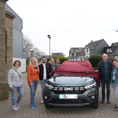 Das Foto zeigt die Übergabe des neues Fahrzeugs für Bekik.