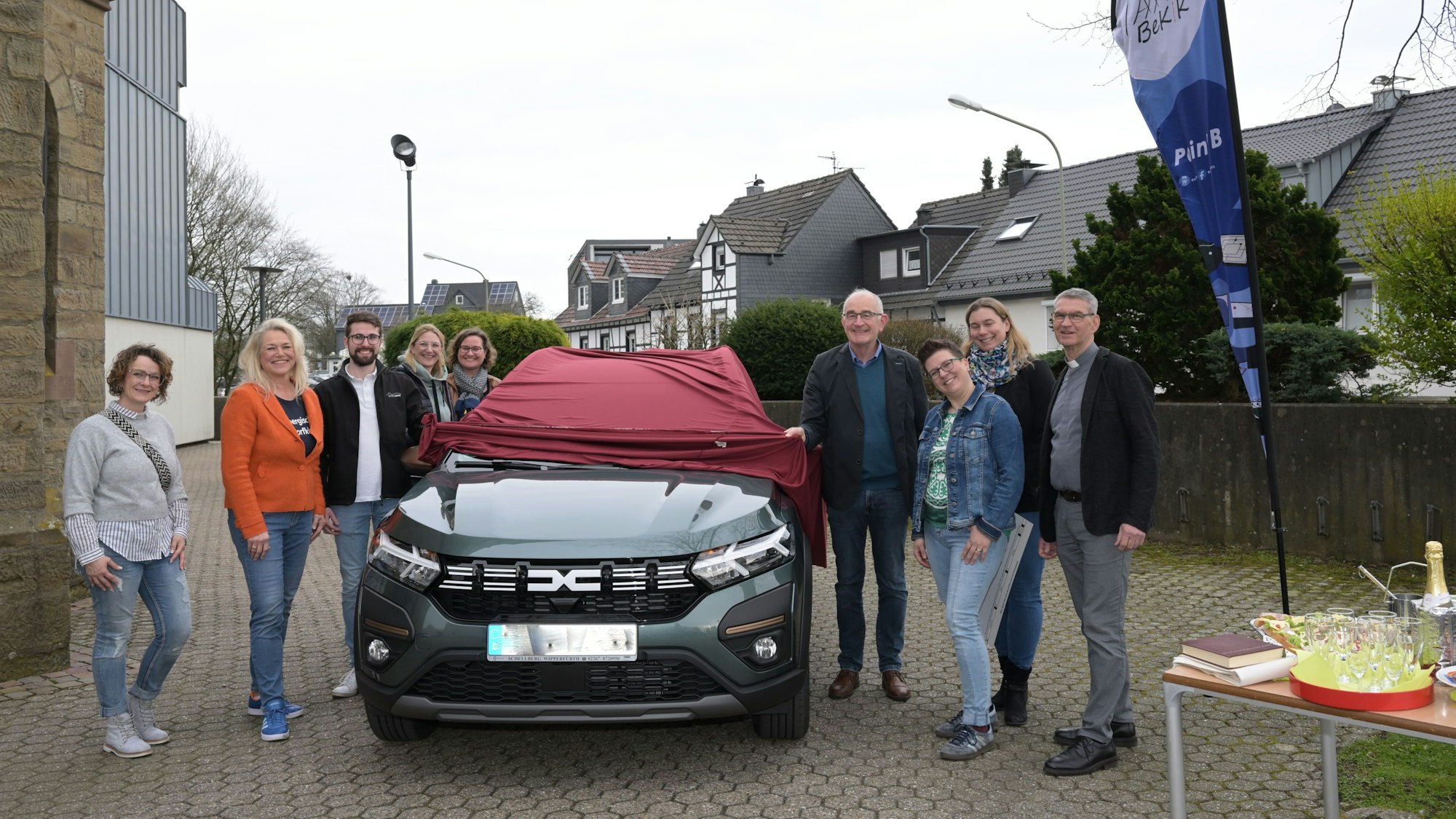 Das Foto zeigt die Übergabe des neues Fahrzeugs für Bekik.