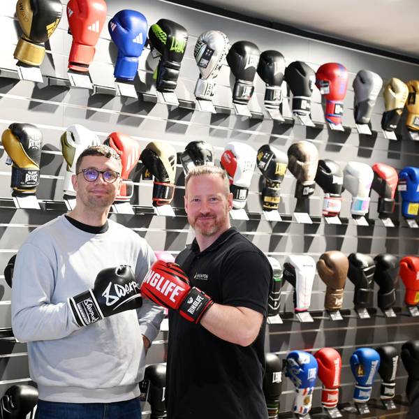 Mitinhaber Bruno Kabus (l.) und Geschäftsleiter Christoph Feldhaus vor der Wand mit 150 Boxhandschuh-Modellen