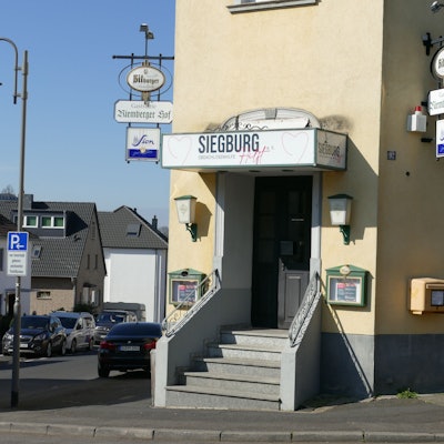 Die Kneipe Riemberger Hof in Wolsdorf ist von außen zu sehen.