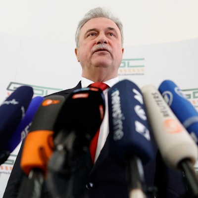 Claus Weselsky, Vorsitzender der Gewerkschaft Deutscher Lokomotivführer (GDL), präsentiert die Einigung mit der Deutschen Bahn nach monatelangen Warnstreiks. Er steht vor mehreren Fernsehmikrofonen, im Hintergrund sind Logos der GDL zu sehen.