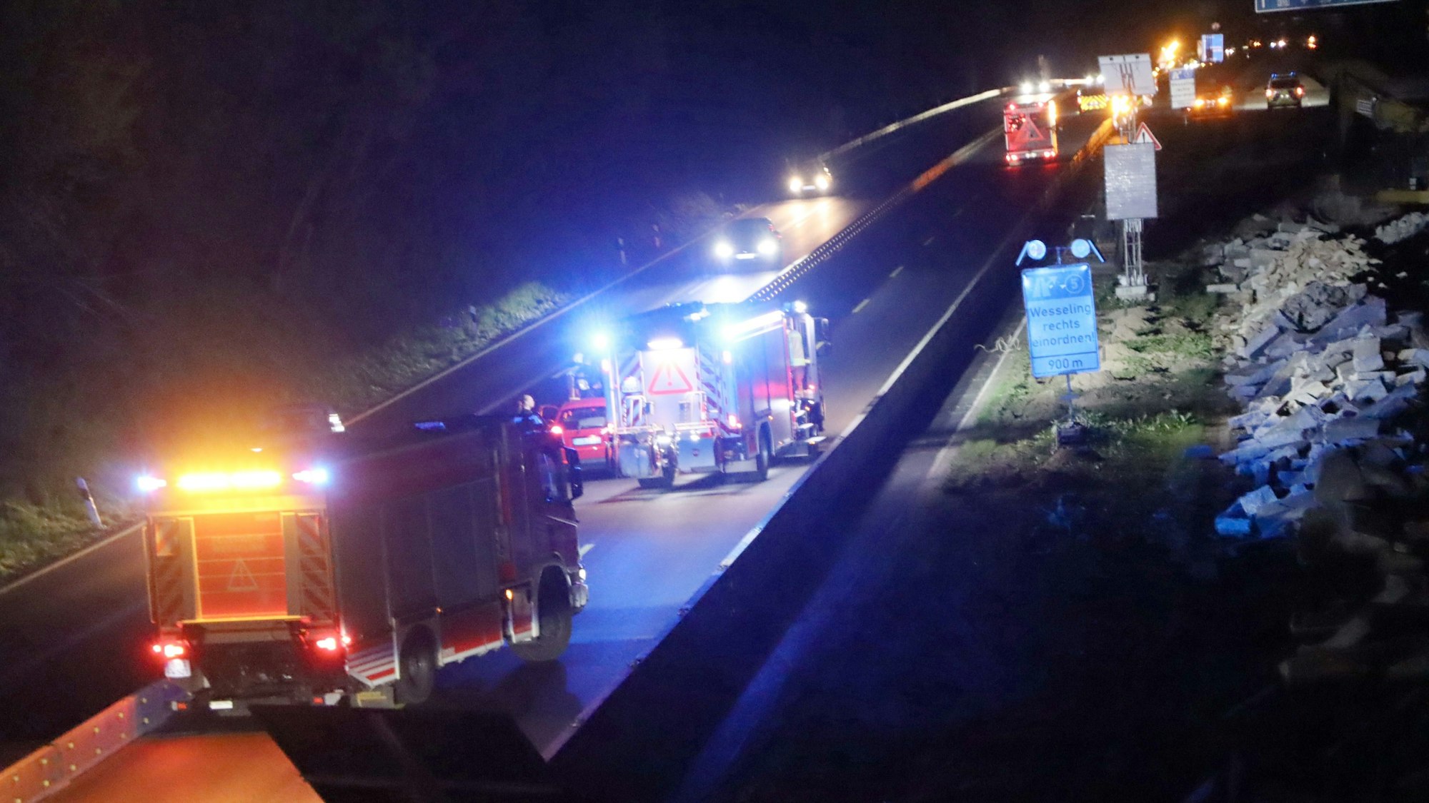 Nach einem Unfall auf der A555 im Baustellenbereich staute sich der Verkehr auf bis zu zwei Kilometer.