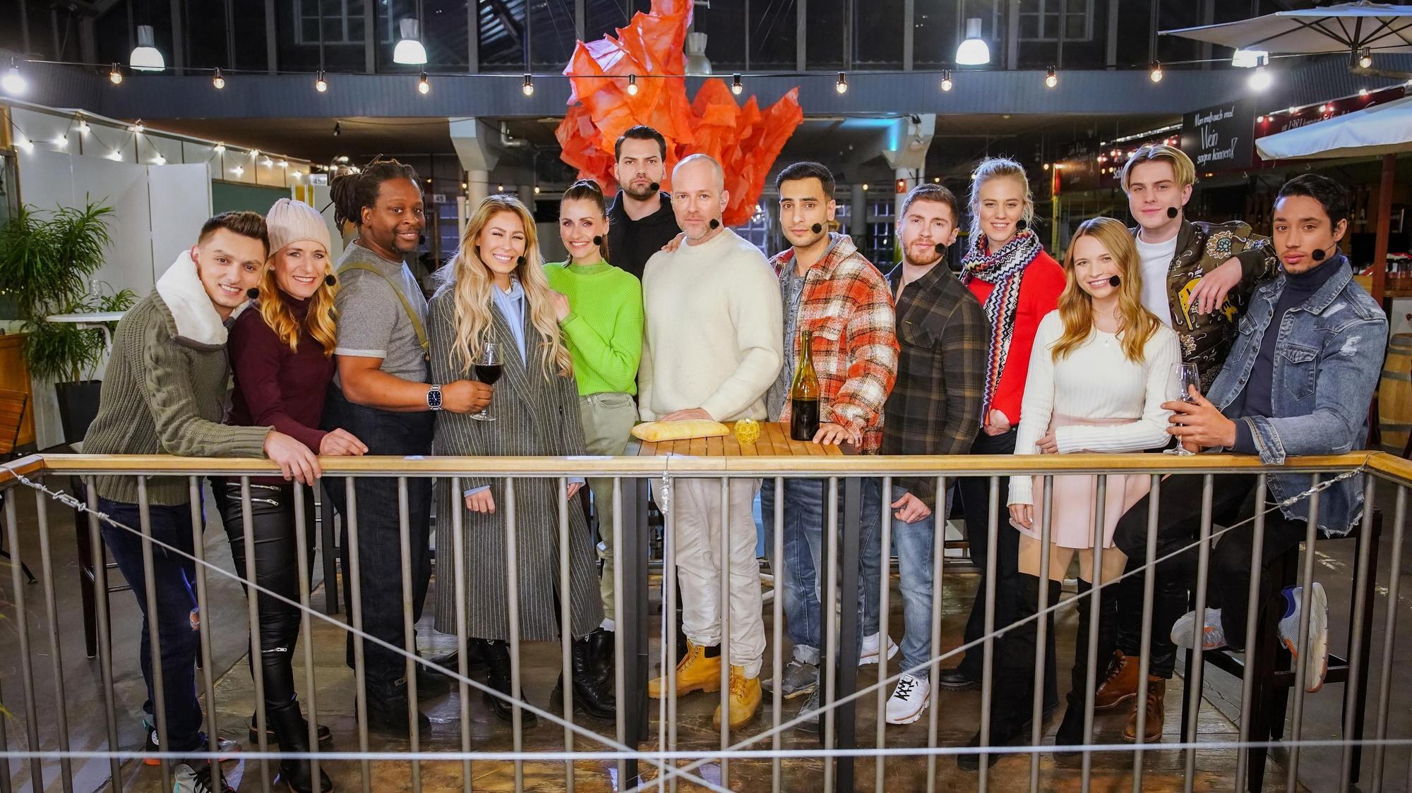 Das letzte Abendmahl. V.l.: Zsolt Sandor Cseke, Stefanie Hertel, Mola Adebisi, Linda Teodosiu, Bella Lesnik, Jimi Blue Ochsenknecht als Judas, Ben Blümel als Jesus, Timur Ülker als Petrus, Joey Heindle, Larissa Marolt, Lisa Küppers, Vincent Gross und René Casselly stehen nebeneinander.