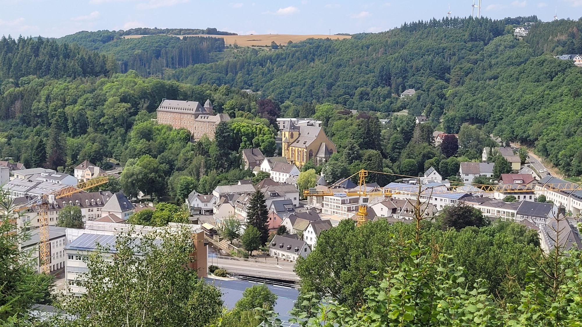 Blick auf Schleiden mit dem Schloss und der Schlosskirche.