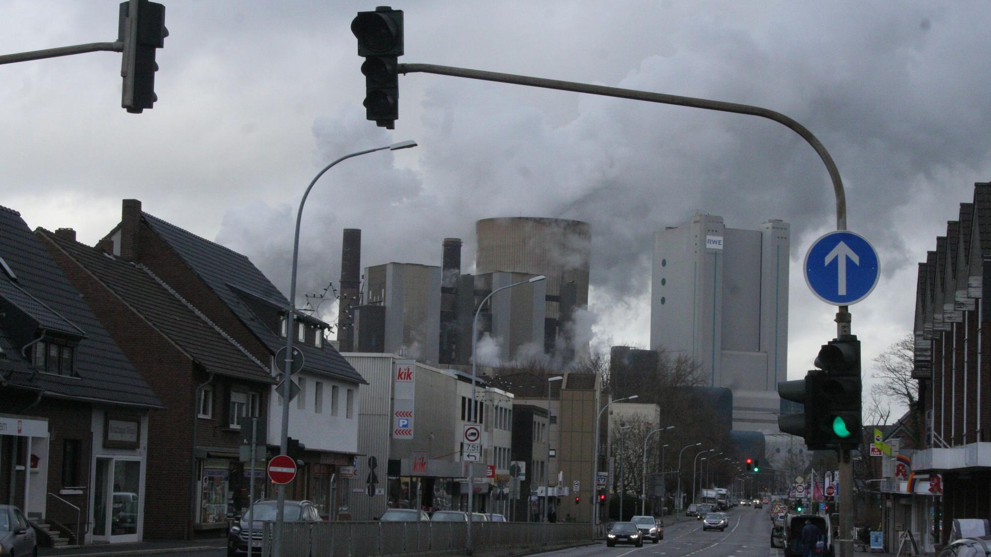 Ein Kraftwerk am Ende einer Straße.