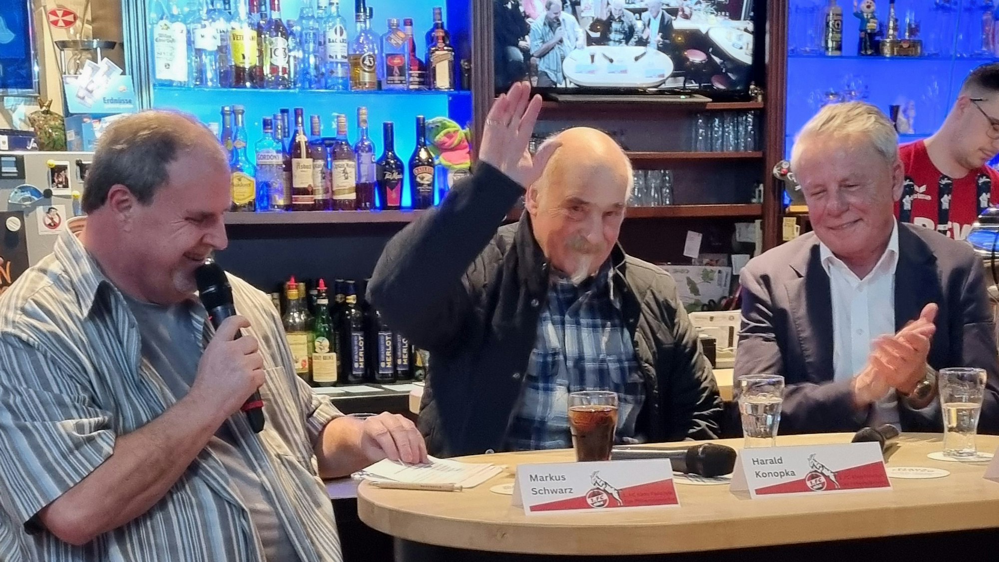 Das Bild zeigt Moderator Schwarz mit den ehemaligen FC-Spielern Harald Konopka und Dieter Prestin.