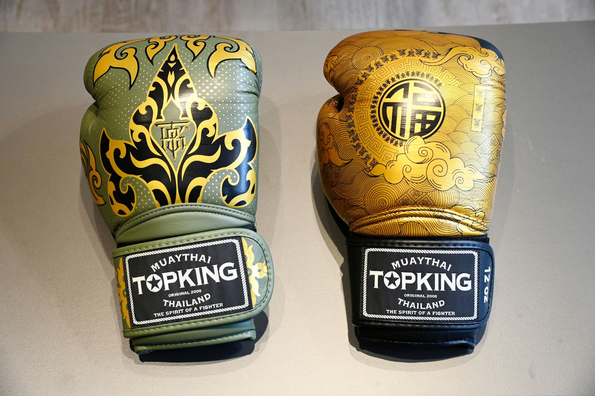 Boxhandschuhe mit asiatischen Mustern und Schriftzeichen