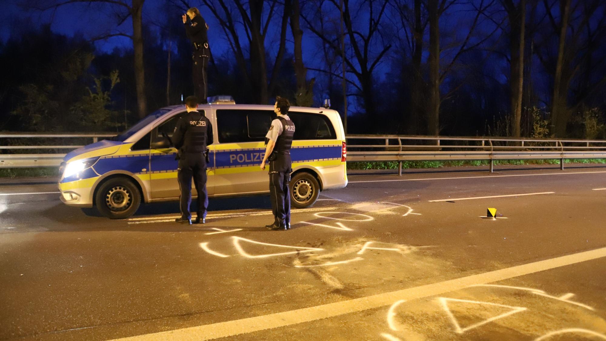 Die Polizei sicherte die Unfallspuren, deutlich zu sehen sind die Markierungen für die Fahrzeuge.